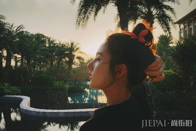 宋祖儿夕阳照看起来成熟了不少!T恤短裤少女心依旧,身材越来越好