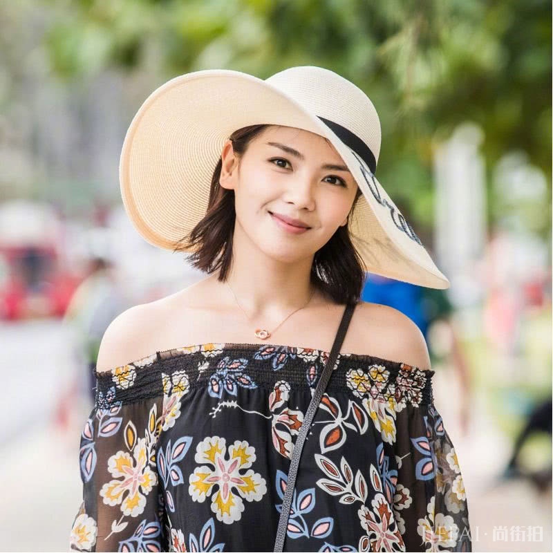 黄圣依穿白衬衫头戴圆领礼帽，居然越穿越显年轻