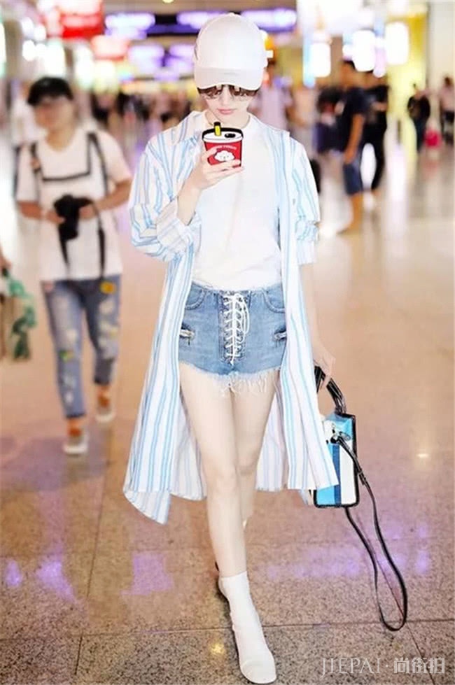 夏季太闷热？穿白色T恤搭配短裤，让你清爽一夏
