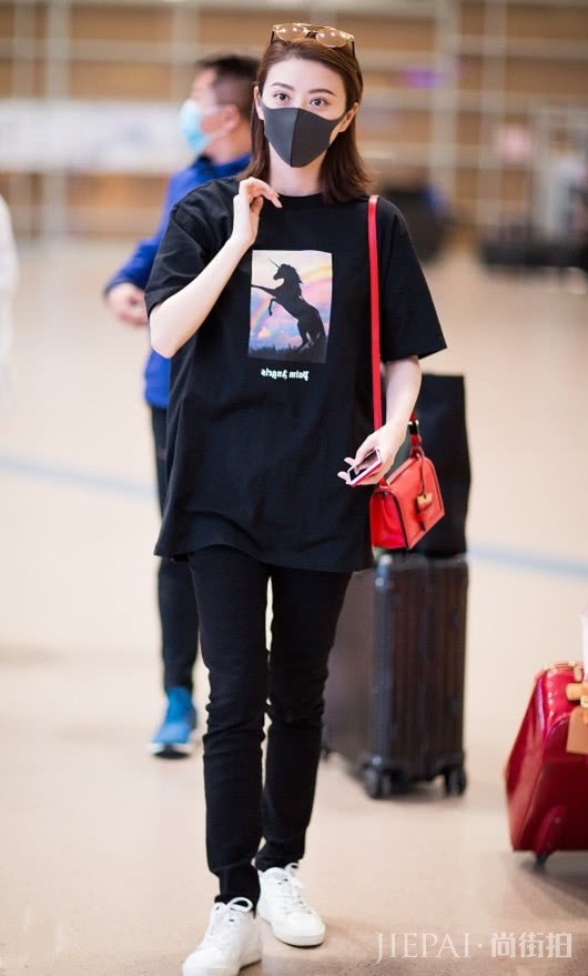 纯色T恤太不起眼，试试让卡通短T带你进入夏季