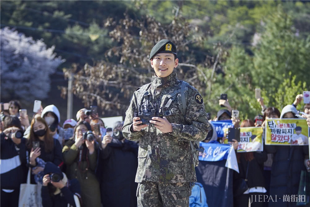 池昌旭穿西装更绅士成熟,与之前花美男大不同