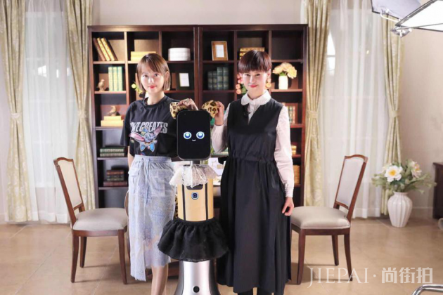 张嘉倪向机器人主持分享爱情保鲜秘籍，花式“炫夫”撒狗粮