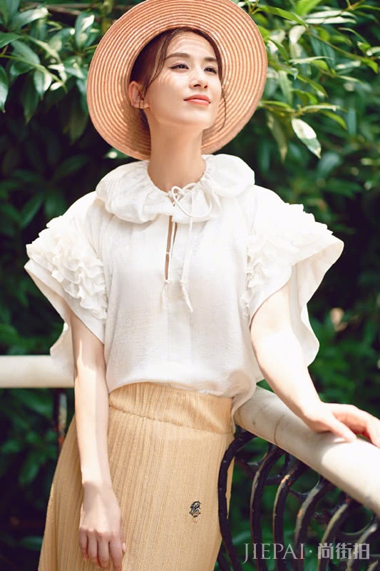 黄圣依穿白衬衫头戴圆领礼帽，居然越穿越显年轻