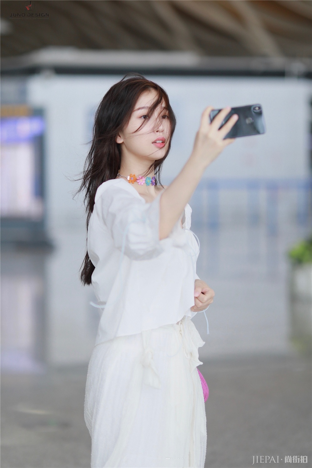 虞书欣美的出众，白纱裙配小粉包仙气又温柔