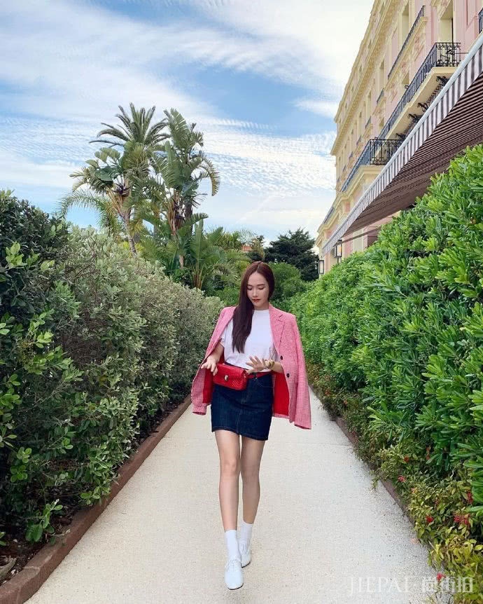郑秀妍外披红白格子西装，搭牛仔裙气质太好