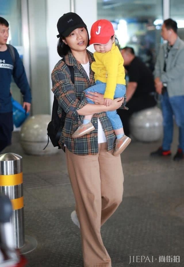 朱丹机场街拍,精致编发搭配白裙,少女气质依旧惊艳