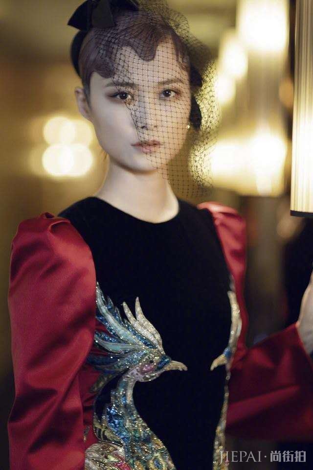 李宇春出席慈善晚宴,孔雀刺绣长裙惊艳全场