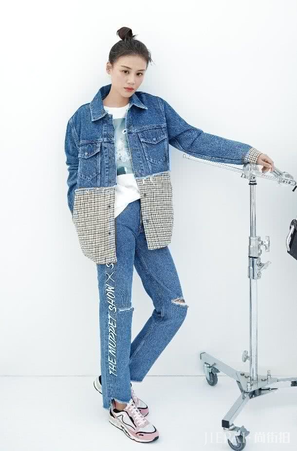 马思纯小香风连衣裙仙气飘飘，丸子头造型太美