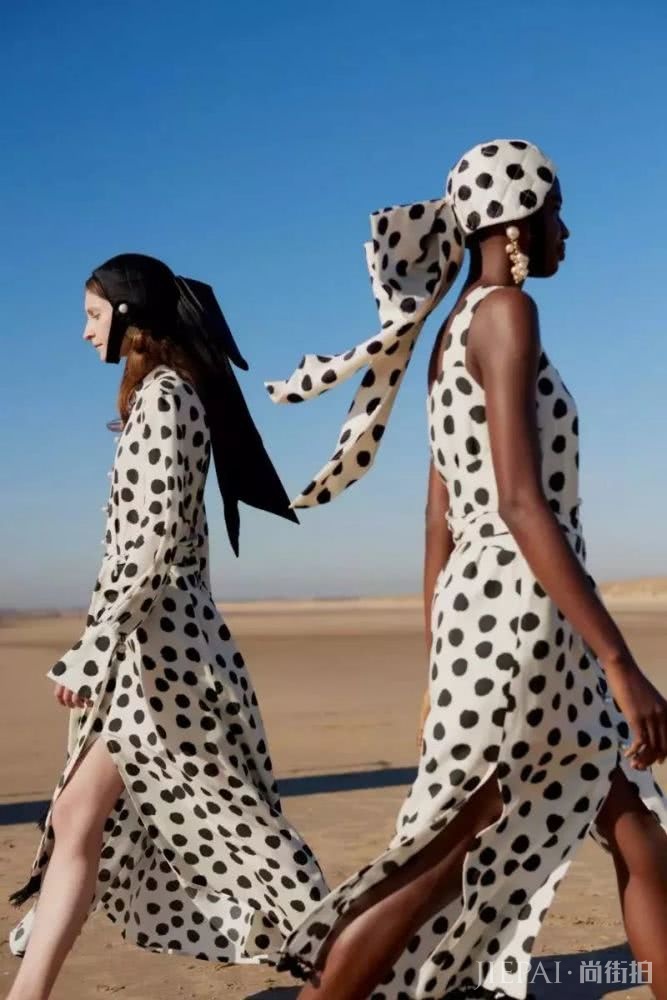 圆点夏天穿最好，女人衣橱必备单品