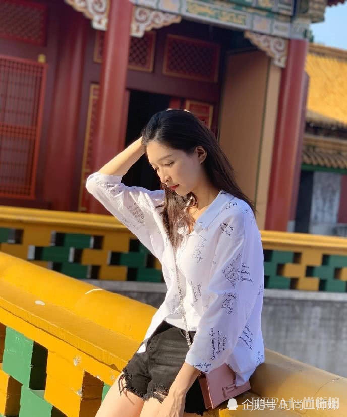 江疏影穿连体裤接地气,但怎么看都是白富美