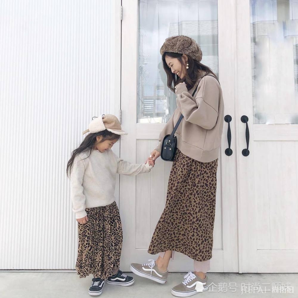 Ins“宝妈”超会穿，学她的搭配和女儿同框像姐妹，清新又舒适