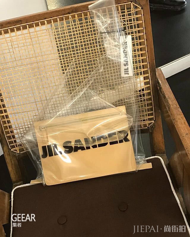 夏季买包认准这3个款式!完美材质的轻盈感是穿搭关键