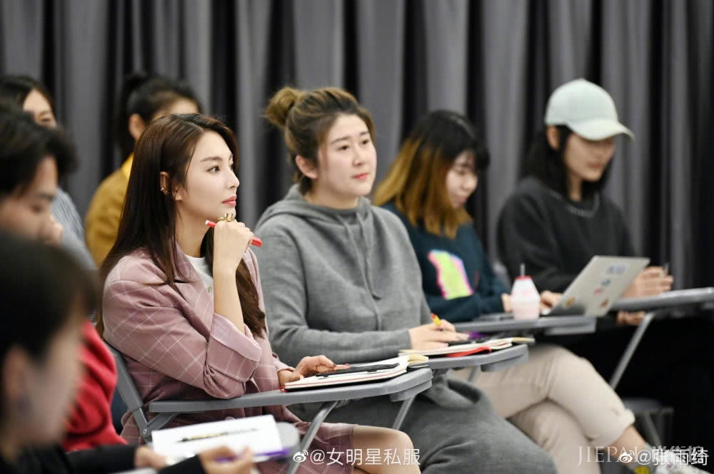 张雨绮粉色西装搭配,充满少女感还减龄
