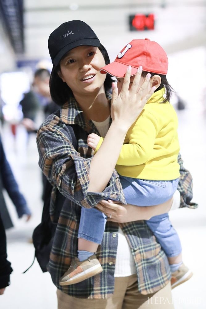 朱丹机场街拍,精致编发搭配白裙,少女气质依旧惊艳