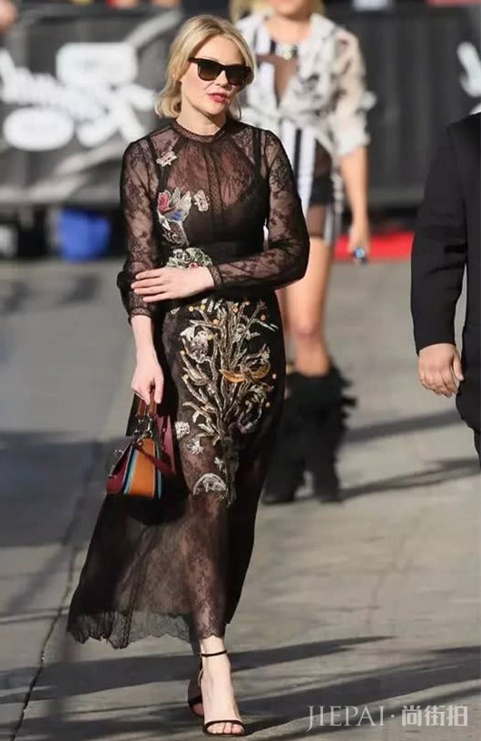 一字带高跟凉鞋款款而来，轻松成为你鞋柜新宠，太优雅了