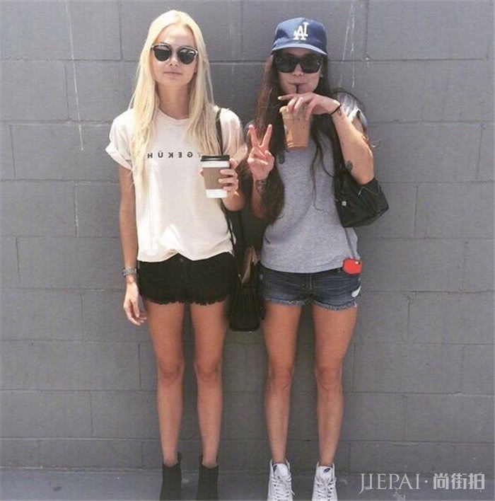 拥有了一件字母T恤，相当于拥有青春活力的初夏！