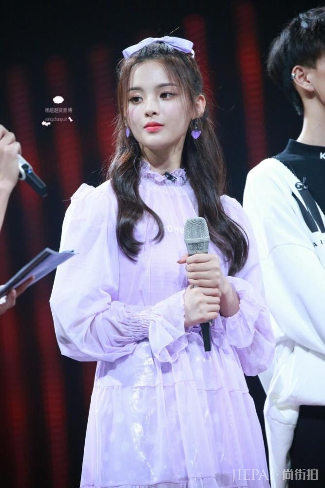 杨超越穿紫色纱裙少女感十足,配蝴蝶结美成真人芭比