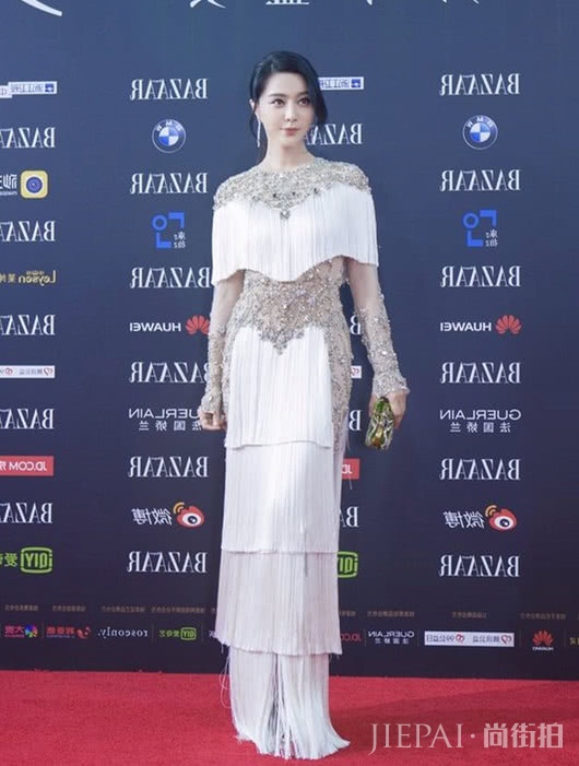 夏天,穿一件流苏裙让你翩翩起舞,搭出你的优雅美丽风情