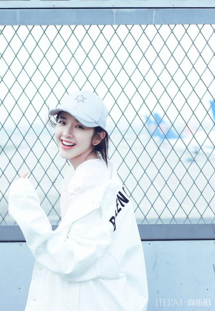 唐艺昕穿休闲装扎小马尾,清新又减龄