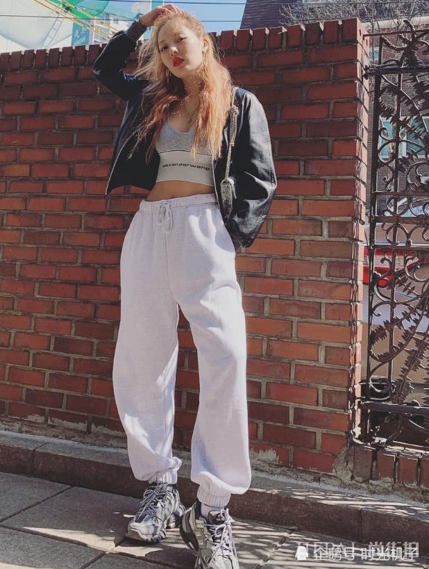 金泫雅上衣仅靠一个蝴蝶结固定,穿衣好大胆