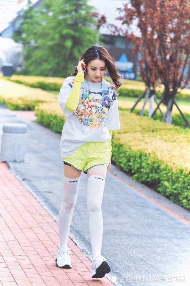 迪丽热巴仗着身材好任性穿，真怕你耳朵会掉下来