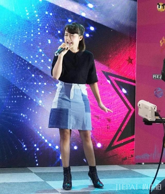 这件香港元气女神,笑容比蜜糖还甜,颜值却“停留”在16岁?