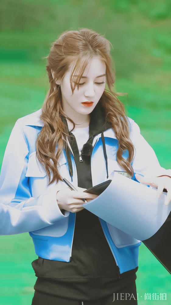 迪丽热巴极限挑战中卷发甜美如初恋