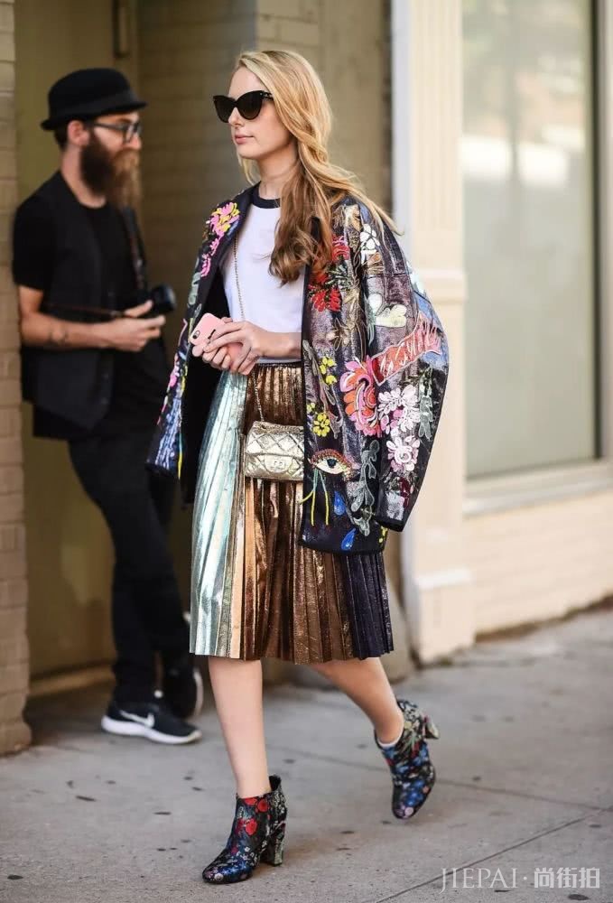 T恤想要的优雅感,搭配大摆裙简单又好看