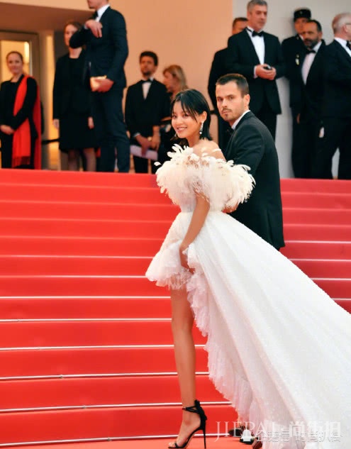 辛芷蕾穿羽毛裙美得像白天鹅,却遭吐槽:头发三天没洗了?