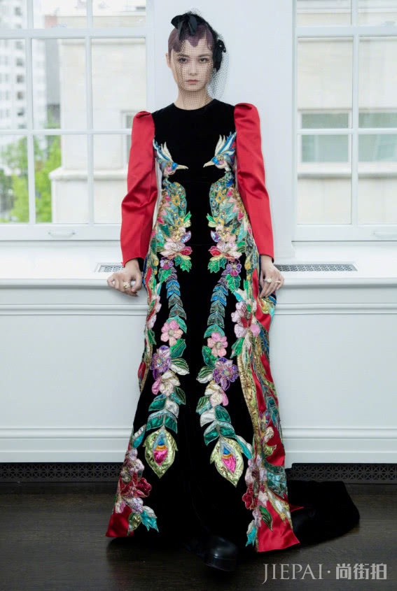 李宇春五分健美裤外穿只为秀腿,粉丝却喊话快穿上