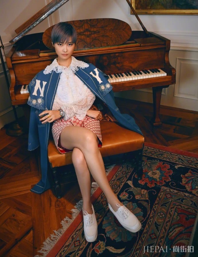 李宇春穿15cm皮裙写真,双腿修长太好看