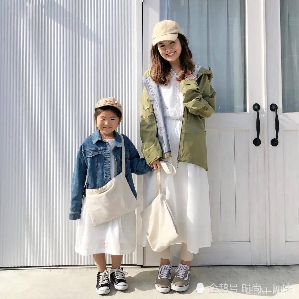 Ins“宝妈”超会穿，学她的搭配和女儿同框像姐妹，清新又舒适