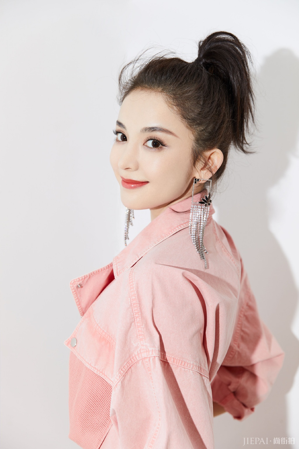 古力娜扎综艺造型美出天际,夸张耳饰成亮点