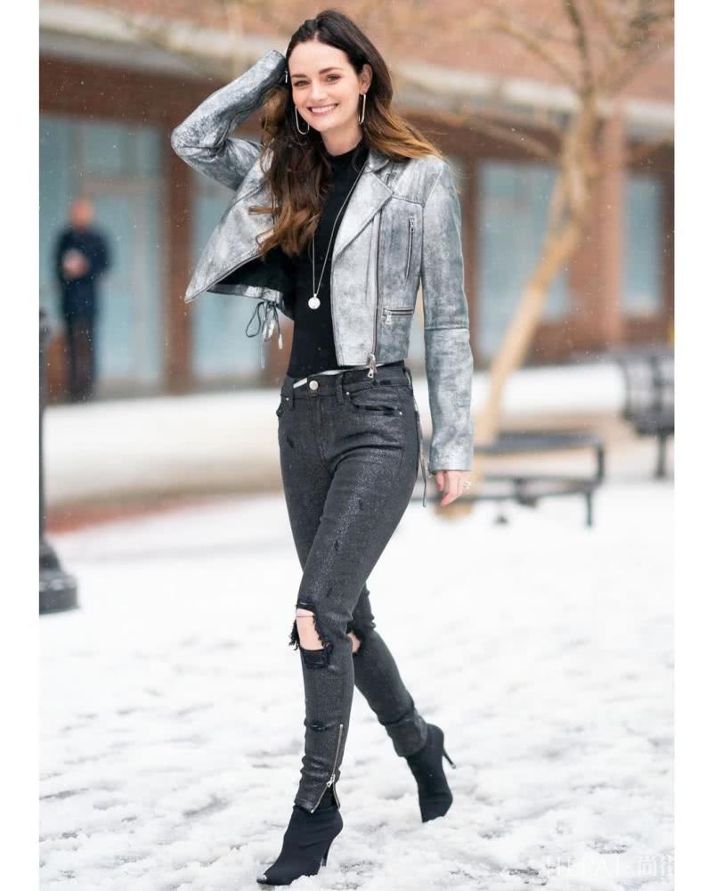 她是超模更是真名媛！美国传媒巨头继承人，35岁仍有一张娃娃脸