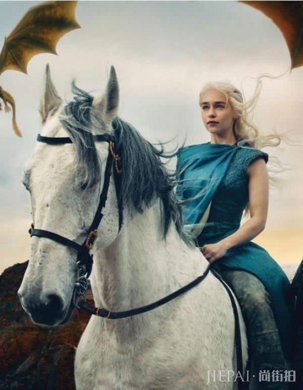 龙妈登时尚杂志封面,眼神魅惑勾人,眉毛一点不跳戏