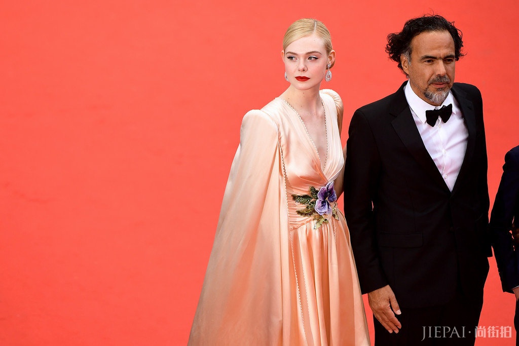 惊艳戛纳的“发光女孩”,红唇披风,大气唯美