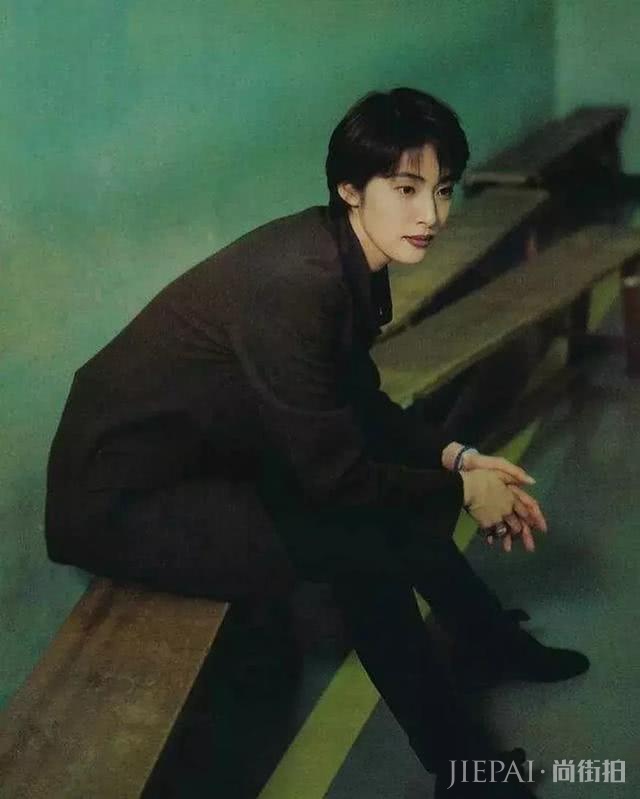 日本国宝级女演员,英气的外表把人“帅弯”,帅的男人也会嫉妒?