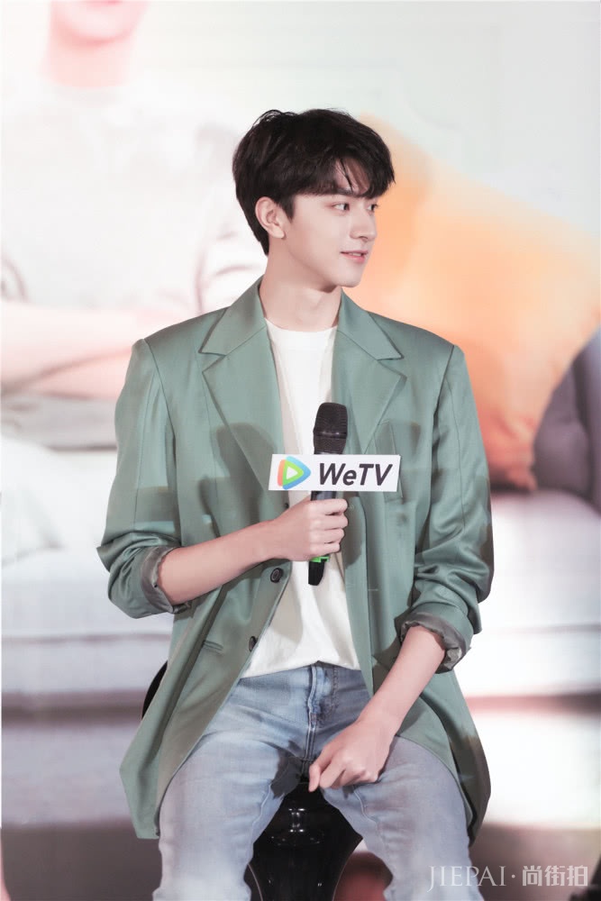 小时光夫妇同台发糖，林一两套穿搭配合邢菲，剧内甜到剧外