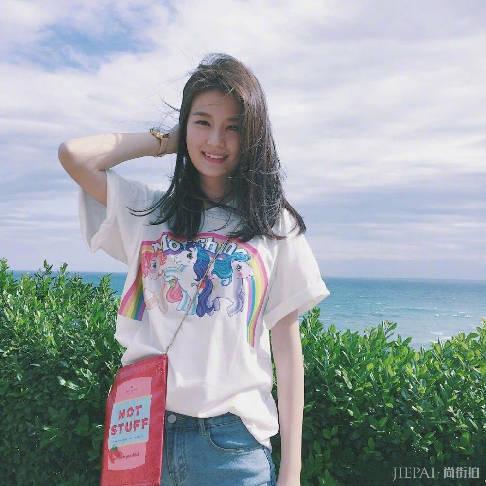 乔欣跟杨洋出门玩互动甜死人,随性搭配还挺顺眼