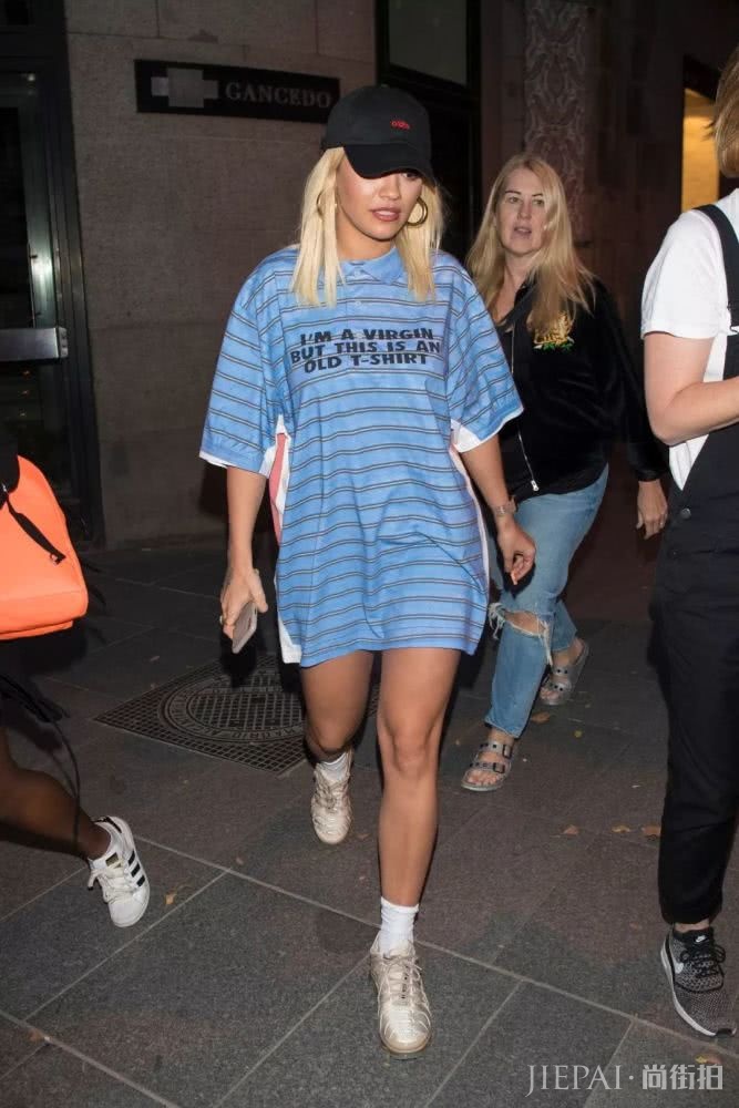 T恤裙一穿就像出门去拿快递的，怎么办？