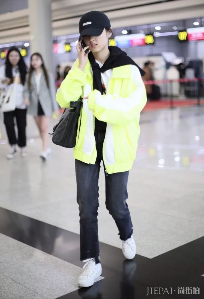 打扮酷酷的女明星，最近都在穿什么？