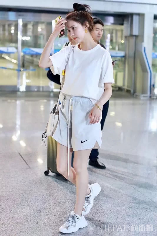 宋妍霏穿基础搭,纯白色短袖搭运动短裤,机场街拍气质真好