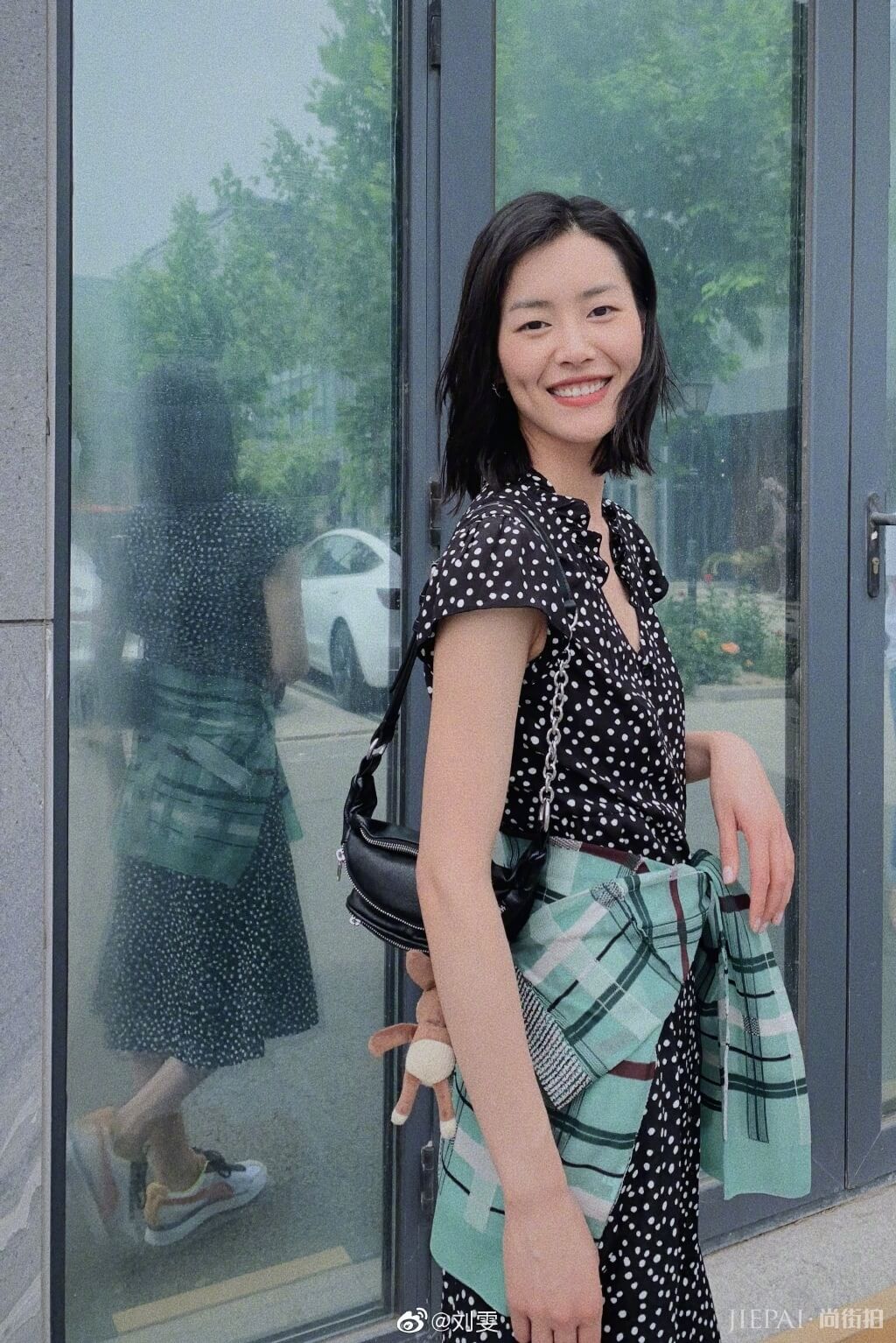超模刘雯又换新造型,摩卡波波头搭配波点连衣裙清爽又减龄