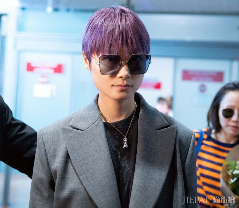 李宇春五分健美裤外穿只为秀腿,粉丝却喊话快穿上