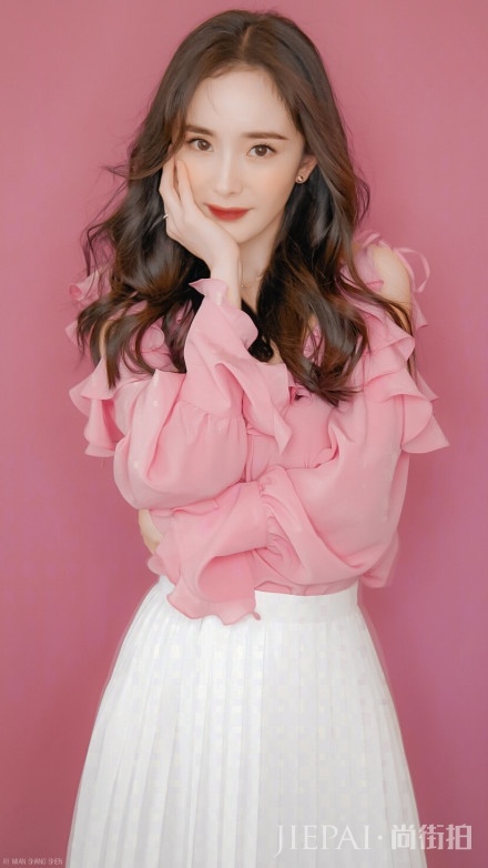 杨幂现身粉嫩娇俏 少女感十足