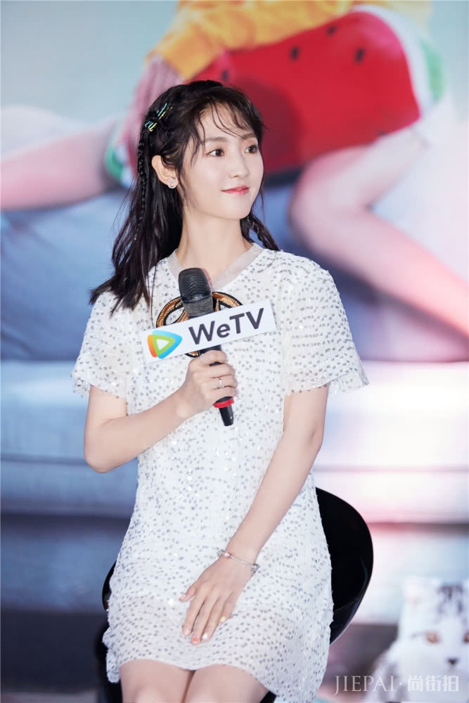 小时光夫妇同台发糖，林一两套穿搭配合邢菲，剧内甜到剧外