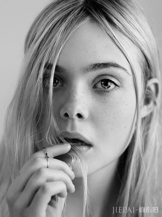 惊艳戛纳的“发光女孩”,红唇披风,大气唯美