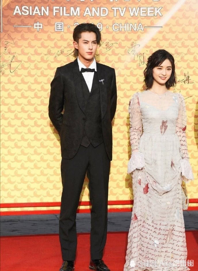 沈月穿杨紫同款纱裙气质不相上下