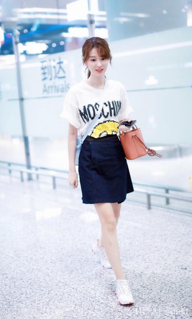 乔欣穿私服走机场,马赛克白T搭配黑短裙,烫卷发十分减龄