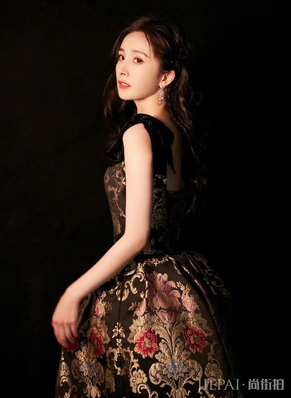 杨幂穿宫廷风长裙秀“蚂蚁腰”，侧面也太好看了